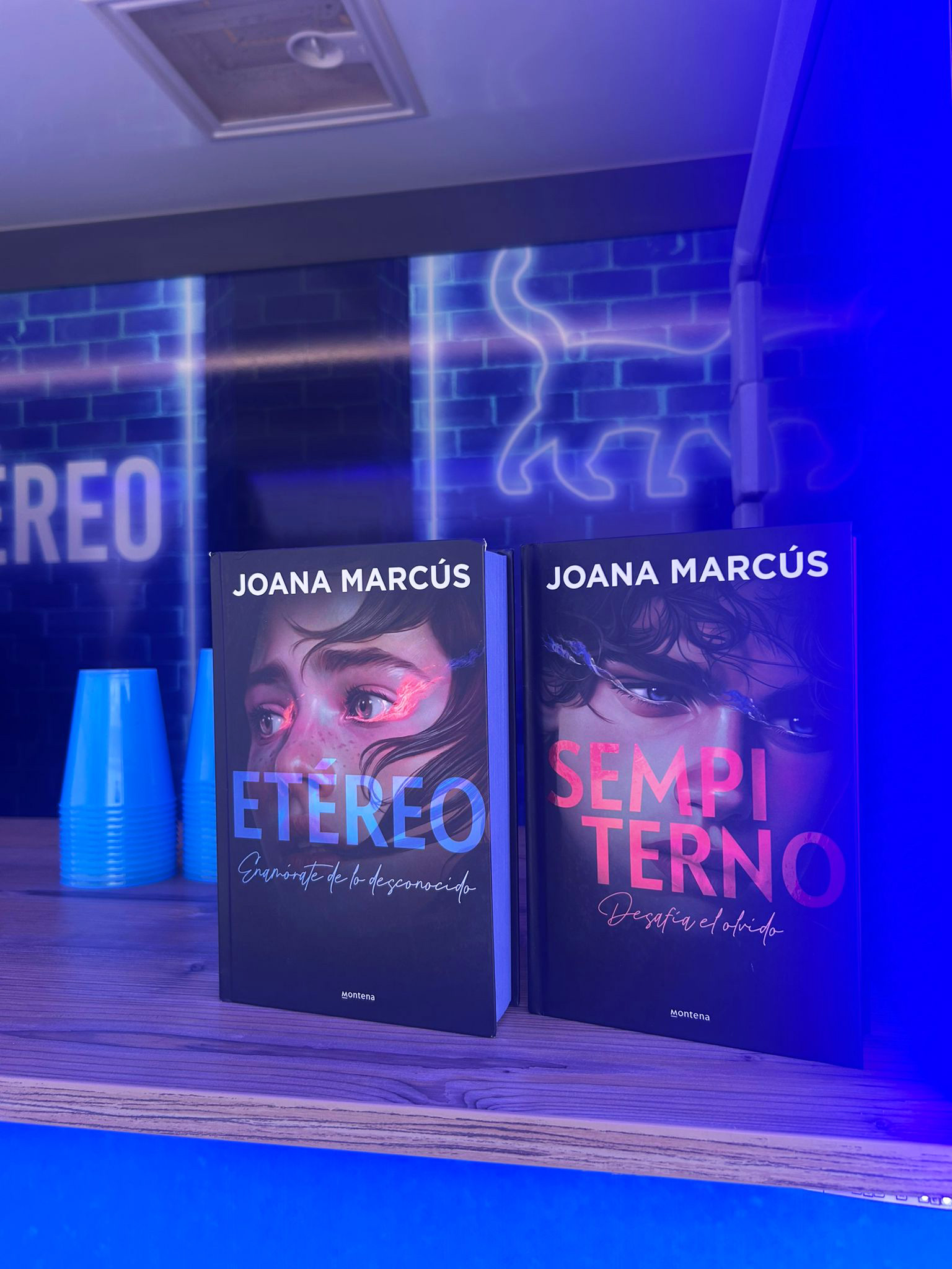 Montaje y activación de Book Truck para la gira de firmas de la autora Joana Marcús y su novela Etéreo en A Coruña, Vigo y Oviedo